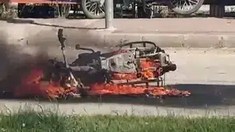 Adıyaman trafiğinde bekleyen motosiklet bir anda yanmaya başladı