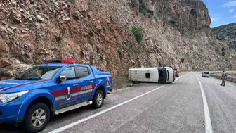 Kilis yolunda minibüs devrildi