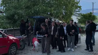 Antalya’da damat adayından nişanlısına geleneksel bayram sürprizi