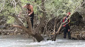 Tunceli’de çay suları yükselince bir kişi ağaçta mahsur kaldı