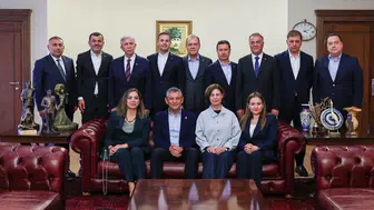 CHP’li başkanlardan Özgür Özel’e destek ve erken kurultay çağrısı