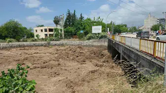 Hatay'da dere taştı köprü trafiğe kapatıldı