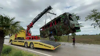Biga’da tur otobüsü tarlaya uçtu 46 kişi yaralandı
