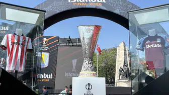 Avrupa Ligi kupası Beşiktaş Meydanı’nda taraftarlarla buluştu