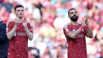 Liverpool efsaneleri Anfield çimlerine veda etti