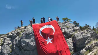 Burdur’un zirvesinde dev Türk bayrağı dalgalandı