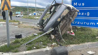 Bingöl'de trafik kazası Hayvan yüklü kamyon iki aracı biçti