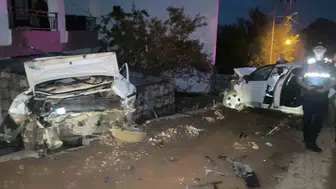Kahta’da park halindeki araca çarpan otomobilde 4 kişi yaralandı
