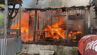 Erdemli yaylasında bir ev alevlere teslim oldu