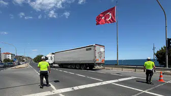 Tekirdağ yolunda dönüş trafiği başladı ağır vasıtalara geçiş yasağı geldi