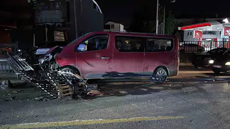 Adapazarı’nda minibüs kazası trafiği kilitledi