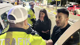 Aksaray trafiğinde gergin anlar Polise hakaret edip kaçmaya çalıştı