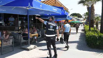 Kuşadası plajlarında yaya yolunu işgal eden işletmelere zabıta takibi