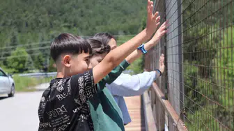 Dönüş yolundaki sürücülere köprüden neşeli selam