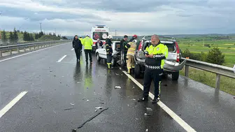 Kütahya yolunda üç araç birbirine girdi