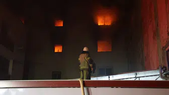 Bornova’daki ayakkabı fabrikasında geceyi kabusa çeviren yangın söndürüldü
