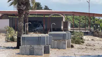 Hatay Dörtyol'da sel suları otomobilleri denize sürükledi