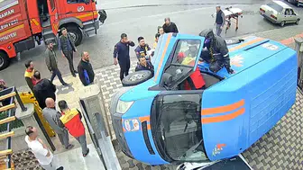 Karaman'da kargo aracı park halindeki otomobilin üzerine devrildi