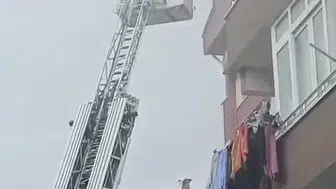 Gebze’de bir apartmanın çatısı alevlere teslim oldu