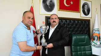 Eskişehir Masterlar şampiyonluk kupasını İnönü Belediye Başkanı’na getirdi
