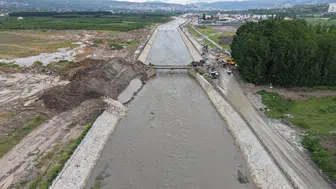 Tokat'ta taşkın korkusu köprü yıktırdı
