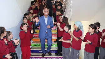 47 yıllık öğretmen okul koridorunda alkışlarla emekliliğe uğurlandı