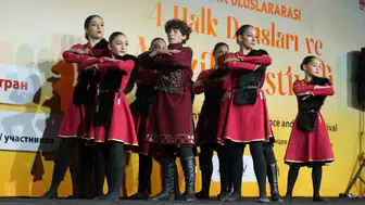 Alanya sokakları dört gün boyunca dünya danslarıyla renklendi