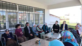 Ağrı Valisi Bozkurt bayram mesaisini ihtiyaç sahipleriyle geçirdi