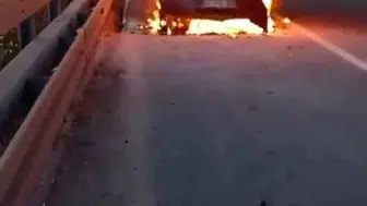 Otobanda ilerleyen lüks araç saniyeler içinde küle döndü