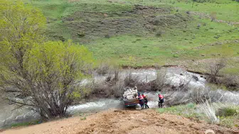 Sivas İmranlı yolunda 15 metrelik uçuruma yuvarlanan araçta 5 kişi yaralandı