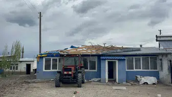 Kars’ta şiddetli fırtına evlerin çatılarını yerinden söktü