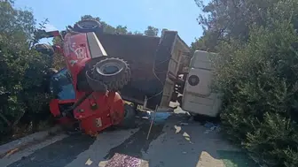 Bodrum'da yokuş aşağı devrilen kamyondan üç kişi sağ kurtuldu
