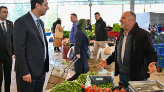 Uşak Valisi pazarda esnafın derdini dinledi