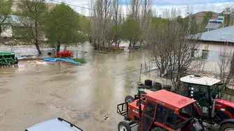 Bayburt Kırkpınar köyünde dere taştı yollar sular altında kaldı