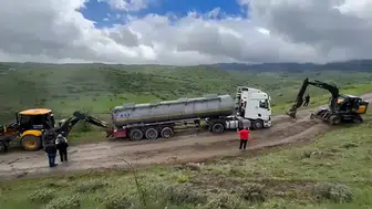 Bolu köy yollarında ağır vasıta çıkmazı