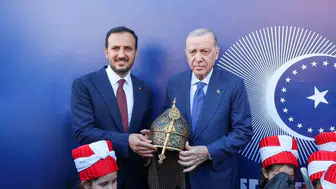 Erdoğan’a İstanbul’un fethini simgeleyen özel miğfer hediye edildi