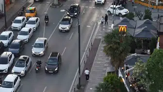 Kadıköy sahilde ters yöne giren sürücü dron kamerasından kaçamadı