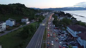 Tatilciler dönüş yolunda Karadeniz Sahil Yolu kilitlendi