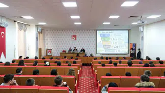 Üniversiteliler çöpleri saksıya dönüştürdü