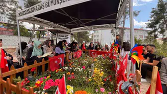 Kahramanmaraşlı ailelerin bayramı mezarlıkta hüzünle geçti