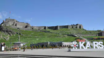 Kars caddeleri bayramla birlikte derin bir sessizliğe büründü