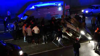 Kahramanmaraş’ta gece vakti direğe çarpan araçta üç kişi yaralandı