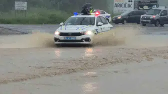 Bartın'da sağanak yağış ırmakları taşırdı ulaşım kilitlendi