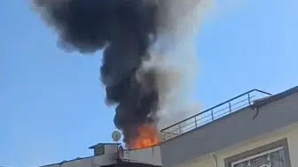 Küçükçekmece'de bir binanın çatısı alevlere teslim oldu