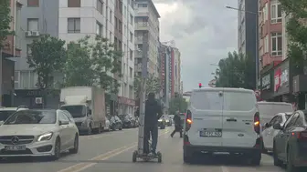Eskişehir trafiğinde akıl almaz scooter yolculuğu