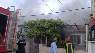 Çanakkale’de tek katlı ahşap ev küle döndü