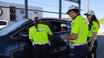 Tekirdağ yolunda bayram mesaisi çikolata ikramıyla başladı