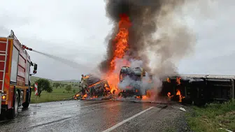 Afyonkarahisar yolunda iki TIR çarpıştı ve alev topuna döndü
