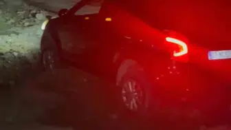 Kapatılan yoldaki bariyerler yok olunca sürücüler çukura saplandı