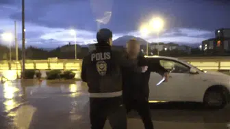 Isparta'da alkol testinden kaçamadı, arkadaşı kameraya saldırdı